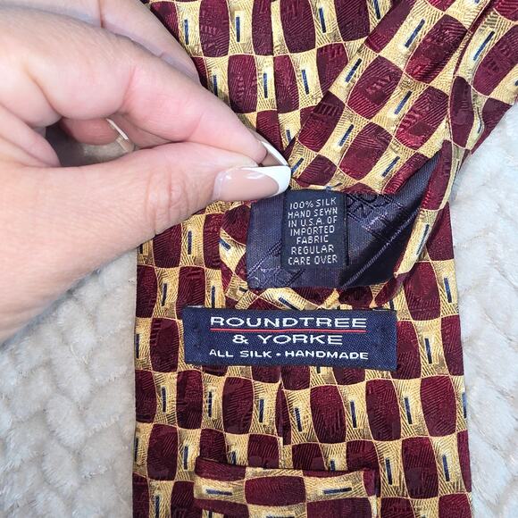 Roundtree Yorke Silk Tie Men Geometric Burgundy Gold Handmade USA Retro Preppy - Picture 2 of 5